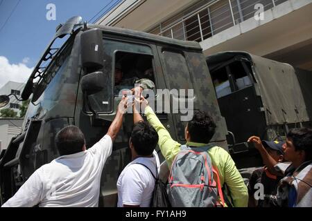 (160420)--MANABI (ECUADOR), 20. April 2016 (Xinhua)--Menschen erhalten Mineralwasser nach einem Beben in Bahia de Caraquez, Provinz Manabi Ecuador, am 19. April 2016. Auf 480 bis Dienstag Morgen, erklärte die Regierung die Zahl der Todesopfer von Samstag Erdbeben im Norden Ecuadors gestiegen. (Xinhua/Rafael Rodriguez) Stockfoto