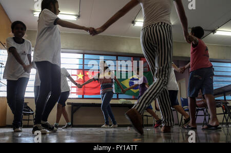 (160420) - SAO PAULO (Brasilien), 20. April 2016 (Xinhua)--Bild aufgenommen am 18. April 2016, zeigt Studenten, die einen chinesischen Sprachkurs "CEU Meninos" kommunale öffentliche Schule in Sao Paulo, Brasilien. Chinesischunterricht in der Schule "CEU Meninos" werden in Zusammenarbeit zwischen der Schule und dem Konfuzius-Institut gefördert. Derzeit besuchen 125 Schüler von sechs bis vierzehn Jahre alt Klassen in "CEU Meninos". Der Tag der chinesischen Sprache wird jährlich am 20. April gefeiert mit dem Ziel, die Förderung der Mehrsprachigkeit, kulturelle Vielfalt und gleichberechtigten Nutzung der offiziellen Sprachen der Vereinten Nationen in ihren Foren. (Xinhua Stockfoto