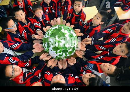 Liaoc, Liaoc, CHN. 19. April 2016. Liaocheng, CHINA - 19. April 2016: (Nur zur redaktionellen Verwendung. Self-made grüne Kugel aus CHINA). Freiwillige kommen Schülerinnen und Schüler Kenntnisse der sieben Kontinente und vier Ozeane Lehren, Earth Day ist eine jährliche Veranstaltung, die am 22. April gefeiert und spielen Spiele, Griff Selfmade Globe World Earth Day, am welchen Tagesevents weltweit feiern werden gehalten, um Unterstützung für den Umweltschutz unter Beweis stellen. Im Jahr 1969 auf einer UNESCO-Konferenz in San Francisco, Friedensaktivist John McConnell vorgeschlagen ein Tag zu Ehren der Erde und das Konzept des Friedens, 2016Ã "Ãª4Ã" Ã "19Ãˆ" Â £Â¬Ã‰Â½Â¶Â «Â Â "Â³Ã‡Â Stockfoto