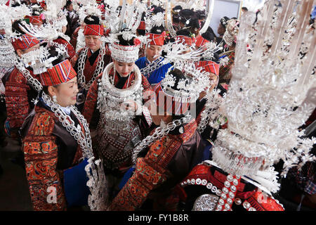 Qiandongnan, Chinas Provinz Guizhou. 20. April 2016. Mädchen von Miao ethnische Gruppe besuchen feiern des Miao-Schwestern-Festivals am Taijinag County von Qiandongnan Miao und Dong autonomen Präfektur, Südwesten Chinas Provinz Guizhou, 20. April 2016. Miao Schwestern Festival, ein traditionelles Fest der Miao ethnische Gruppe, wurde 2006 als einen nationalen immateriellen Kulturerbes eingetragen. Bildnachweis: Wu Jibin/Xinhua/Alamy Live-Nachrichten Stockfoto