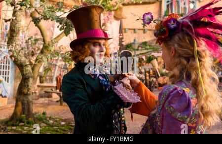 Erscheinungsdatum: 27. Mai 2016 Titel: Alice durch the Looking Glass STUDIO: Disney Regie: James Bobin PLOT: Alice kehrt in die skurrile Welt des Wunderlandes und reist zurück in der Zeit der Mad Hatter im Bild speichern: Mia Wasikowska, Johnny Depp, Anne Hathaway, Helena Bonham Carter (Credit: C Disney/Entertainment Bilder /) Stockfoto