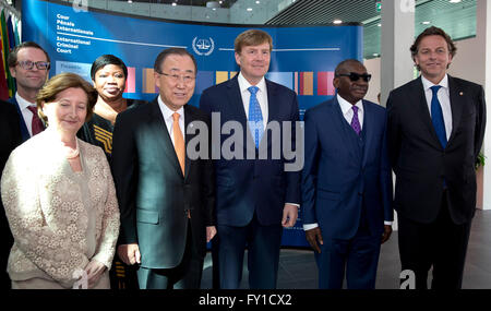 Den Haag, 19.04.2016 Minister für auswärtige Angelegenheiten Bert Koenders, Ban Ki-Moon, Generalsekretär der Vereinten Nationen und König Willem-Alexander und Sylvia Fernández de Gurmendi, Präsident des internationalen Strafgerichtshofs (IStGH) und Sidiki Kaba, Präsident der Versammlung der Vertragsstaaten (ASP HM König Willem-Alexander öffnet sich den neuen Komplex des internationalen Strafgerichtshofs (IStGH) in den Haag. Das Ziel des internationalen Strafgerichtshofs soll dazu beitragen, dass die Täter von Völkermord, Verbrechen gegen die Menschlichkeit und Kriegsverbrechen zu Verfolgung entkommen RPE/Albert Nieboer/Niederlande, - NO WIRE SERVICE - Gericht Stockfoto