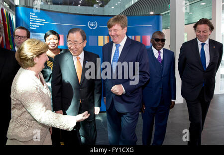 Den Haag, 19.04.2016 Minister für auswärtige Angelegenheiten Bert Koenders, Ban Ki-Moon, Generalsekretär der Vereinten Nationen und König Willem-Alexander und Sylvia Fernández de Gurmendi, Präsident des internationalen Strafgerichtshofs (IStGH) und Sidiki Kaba, Präsident der Versammlung der Vertragsstaaten (ASP HM König Willem-Alexander öffnet sich den neuen Komplex des internationalen Strafgerichtshofs (IStGH) in den Haag. Das Ziel des internationalen Strafgerichtshofs soll dazu beitragen, dass die Täter von Völkermord, Verbrechen gegen die Menschlichkeit und Kriegsverbrechen zu Verfolgung entkommen RPE/Albert Nieboer/Niederlande, - NO WIRE SERVICE - Gericht Stockfoto