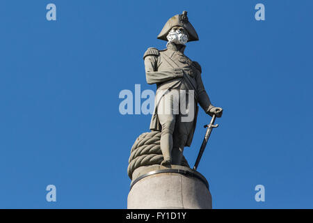 London, UK. 19. April 2016. Die Verschmutzung Maske ausgestattet, um die Statue von Nelson am Trafalgar Square von Greenpeace-Aktivisten bleibt. Siebzehn Statuen in London wurden von Greenpeace maskiert, als Teil eines Protestes auf die Regierung zu ergreifen, um die Luftverschmutzung zu beschneiden, indem Sie markieren die Zahl der Todesfälle jedes Jahr kurz geschnitten Druck soll. Bildnachweis: Mark Kerrison/Alamy Live-Nachrichten Stockfoto