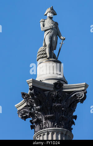 London, UK. 19. April 2016. Die Verschmutzung Maske ausgestattet, um die Statue von Nelson am Trafalgar Square von Greenpeace-Aktivisten bleibt. Siebzehn Statuen in London wurden von Greenpeace maskiert, als Teil eines Protestes auf die Regierung zu ergreifen, um die Luftverschmutzung zu beschneiden, indem Sie markieren die Zahl der Todesfälle jedes Jahr kurz geschnitten Druck soll. Bildnachweis: Mark Kerrison/Alamy Live-Nachrichten Stockfoto