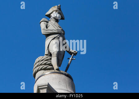 London, UK. 19. April 2016. Die Verschmutzung Maske ausgestattet, um die Statue von Nelson am Trafalgar Square von Greenpeace-Aktivisten bleibt. Siebzehn Statuen in London wurden von Greenpeace maskiert, als Teil eines Protestes auf die Regierung zu ergreifen, um die Luftverschmutzung zu beschneiden, indem Sie markieren die Zahl der Todesfälle jedes Jahr kurz geschnitten Druck soll. Bildnachweis: Mark Kerrison/Alamy Live-Nachrichten Stockfoto