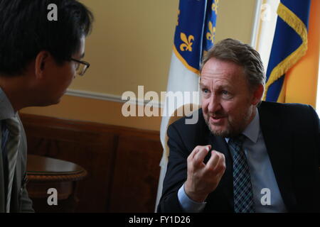 Sarajevo, Bosnien und Herzegowina. 19. April 2016. Bosnien und Herzegowina (BiH) Präsidentschaft Vorsitzender Bakir Izetbegovic spricht in einem Interview mit Xinhua am Präsidentenpalast in Sarajevo, die Hauptstadt von Bosnien und Herzegowina, am 19. April 2016. Bosnien und Herzegowina und China sollten wirtschaftliche Beziehungen zu erweitern und beide Seiten profitieren von 16 1: Kooperation, sagte Bakir Izetbegovic. © Haris Memija/Xinhua/Alamy Live-Nachrichten Stockfoto