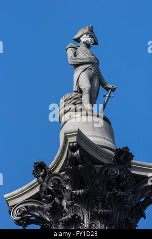 London, UK. 19. April 2016. Die Verschmutzung Maske ausgestattet, um die Statue von Nelson am Trafalgar Square von Greenpeace-Aktivisten bleibt. Siebzehn Statuen in London wurden von Greenpeace maskiert, als Teil eines Protestes auf die Regierung zu ergreifen, um die Luftverschmutzung zu beschneiden, indem Sie markieren die Zahl der Todesfälle jedes Jahr kurz geschnitten Druck soll. Bildnachweis: Mark Kerrison/Alamy Live-Nachrichten Stockfoto