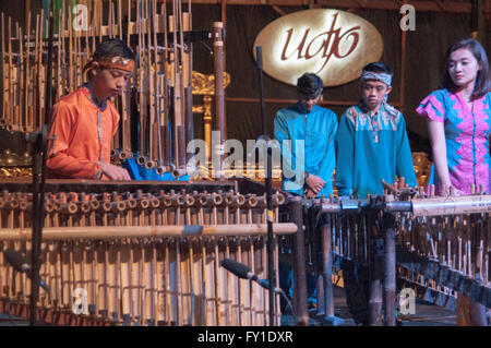 Anklung-Performer in Saung Udjo. Das Sundanesische traditionellen Bambus Instrument auch spielen moderne Popmusik Entertaint Besucher. (Foto von Anton rexha/Pacific Press) Stockfoto