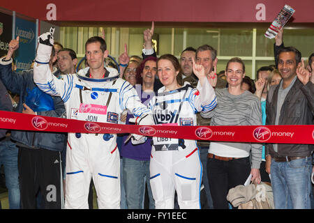 London, UK. 20. April 2016. Raumfahrtexperten und Guinness World Record Verfolger Dr. Jonathan Scott von der Europäischen Weltraumorganisation und Libby Jackson aus UK Space Agency öffnen die Expo. Die 2016 öffnet Virgin Geld London Marathon Expo im ExCel Exhibition Centre. Bildnachweis: Lebendige Bilder/Alamy Live-Nachrichten Stockfoto