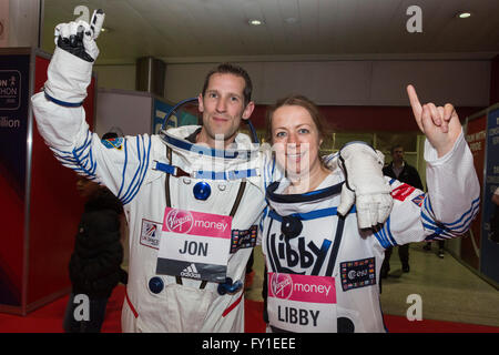 London, UK. 20. April 2016. Raumfahrtexperten und Guinness World Record Verfolger Dr. Jonathan Scott von der Europäischen Weltraumorganisation und Libby Jackson aus UK Space Agency öffnen die Expo. Die 2016 öffnet Virgin Geld London Marathon Expo im ExCel Exhibition Centre. Bildnachweis: Lebendige Bilder/Alamy Live-Nachrichten Stockfoto