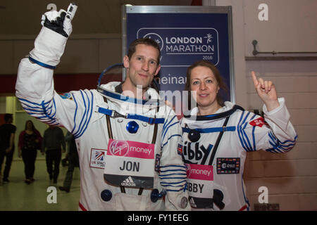 London, UK. 20. April 2016. Raumfahrtexperten und Guinness World Record Verfolger Dr. Jonathan Scott von der Europäischen Weltraumorganisation und Libby Jackson aus UK Space Agency öffnen die Expo. Die 2016 öffnet Virgin Geld London Marathon Expo im ExCel Exhibition Centre. Bildnachweis: Lebendige Bilder/Alamy Live-Nachrichten Stockfoto