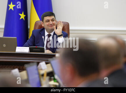 Kiew, Ukraine. 20. April 2016. Ukrainische Ministerpräsidentin VOLODYMYR GROYSMAN Tagung Ministerkabinett der Ukraine in Kiew, Ukraine, 20. April 2016 © Serg Glovny/ZUMA Draht/Alamy Live News Stockfoto