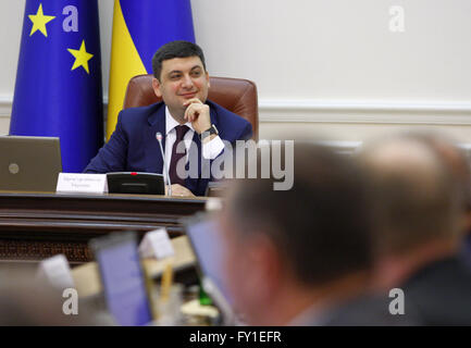 Kiew, Ukraine. 20. April 2016. Ukrainische Ministerpräsidentin VOLODYMYR GROYSMAN Tagung Ministerkabinett der Ukraine in Kiew, Ukraine, 20. April 2016 © Serg Glovny/ZUMA Draht/Alamy Live News Stockfoto