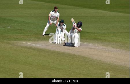 Manchester, UK. 20. April 2016.  Luke Procter hits Samit Patel für 4 bevor man 6, um das Spiel für Lancashire gegen Nottinghamshire am Morgen des 4. Tag die Specsavers County Championship im Old Trafford Emirates zu gewinnen. Bildnachweis: John Fryer/Alamy Live-Nachrichten Stockfoto