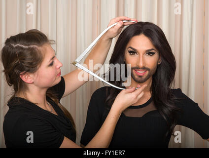 HANDOUT - zeigt ein Handout Bild datiert August 2015 am 20. April 2016 von Madame Tussauds Berlin zur Verfügung gestellt österreichische Sängerin Conchita Wurst mit ihren Messungen für eine Wachsfigur. Die Wachsfigur von 2014 Eurovision Song Contest Gewinner ist bereits abgeschlossen und ist in der Regel auf dem Display bei Madame Tussauds in Wien, aber bewegt werden, Berlin, Deutschland, für drei Monate, das Wachsfigurenkabinett sagte am 20. April 2016. Foto: Madame Tussauds Berlin/Dpa (Achtung Redaktionen: für redaktionelle Verwendung nur IN Verbindung mit MADAME TUSSAUDS/obligatorischen CREDITS: "Madame Tussauds Berlin/Dpa") Stockfoto