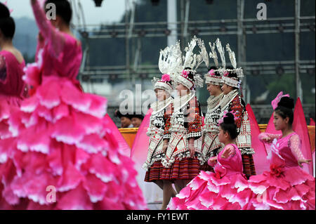 Taijiang, Chinas Provinz Guizhou. 20. April 2016. Mädchen von Miao ethnische Gruppe tanzen bei der Eröffnungsfeier des Miao-Schwestern-Festival in Taijiang County, autonome Präfektur von Qiandongnan der Miao-Dong, Südwesten Chinas Provinz Guizhou, 20. April 2016. Die Miao Schwestern Festival, als die ethnische Miao Folk Valentinstag, findet jährlich rund um den 15. Tag des dritten Mondmonats nach dem Mondkalender in China. Bildnachweis: Tao Liang/Xinhua/Alamy Live-Nachrichten Stockfoto