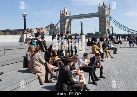 London, UK. 20. April 2016. Büroangestellte, genießen Sie einen schönen Tag und warmem Wetter auf London Riverside während ihrer Mittagspause Credit: Amer Ghazzal/Alamy Live-Nachrichten Stockfoto