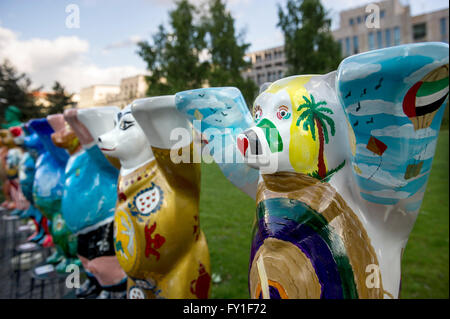 Berlin, Deutschland. 19. April 2016. Bunt angemalt Bären Stand auf dem Gelände des Hessischen Staat Repräsentanz in Berlin, Deutschland, 19. April 2016. Die über 100 kunstvoll gestaltete Stücke sind Teil der Aktion "United Buddy Bears." Künstler aus der ganzen Welt gemalt, die Bären, friedliche Zusammenarbeit zwischen den Menschen weltweit zu fördern. Die Stücke können täglich von 11:00 vom 20. April bis 22. Mai 2016 gesehen werden. Foto: PAUL ZINKEN/Dpa/Alamy Live News Stockfoto