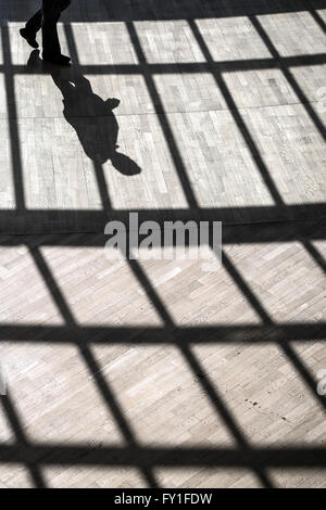 Düsseldorf, Deutschland. 20. April 2016. Die Sonne wirft Schatten auf den nordrhein-westfälischen Landtag in Düsseldorf, Deutschland, 20. April 2016. Der Landtag diskutiert der staatlichen Regierungsbericht über die Auswirkungen von Panama Papieren und Videoüberwachung in öffentlichen Verkehrsmitteln unter anderem. Foto: FEDERICO GAMBARINI/Dpa/Alamy Live News Stockfoto