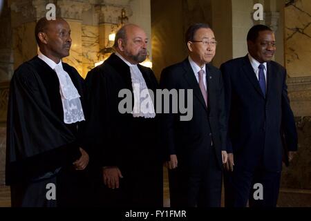 Haag, die Niederlande. 20. April 2016. (Von links nach rechts) Vize-Präsident des internationalen Gerichtshofs für Gerechtigkeit (IGH) Abdulqawi Ahmed Yusuf, Präsident des ICJ Ronny Abraham, UN-Generalsekretär Ban Ki Moon und Vize-Präsident der UN General Assembly Antonio Gumende, besuchen Sie eine Zeremonie in Haag, die Niederlande, am 20. April 2016. Der Internationale Gerichtshof (IGH), das Hauptrechtsprechungsorgan der Vereinten Nationen, feierte seinen 70. Geburtstag am Mittwoch in einer feierlichen Zeremonie in Anwesenheit von UN-Generalsekretär Ban Ki Moon und König Willem-Alexander Credit: Xinhua/Alamy Live News Stockfoto