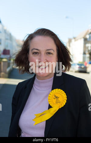 Llandudno, Wales, UK. 20. April 2016. Sarah Lesiter-Burgess Waliser liberalen Demokraten Aberconway Kandidat für 2016 Waliser Versammlung Wahl Llandudno, Gwynedd Credit: Alan Dop / Alamy Live News Stockfoto