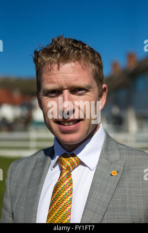 Llandudno, Wales, UK. 20. April 2016. Trystan Lewis Plaid Cymru Party Aberconway Kandidat für 2016 Waliser Versammlung Wahl Llandudno, Gwynedd Credit: Alan Dop / Alamy Live News Stockfoto