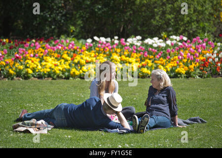 London, UK. 20. April 2016. UK Wetter: Sonnenanbeter in St James Park in London genießen Sie warme Temperaturen von 15 ° C (59 ° F), wie die Mehrheit von Südengland im Sonnenschein sonnte sich ist. Bildnachweis: Clickpics/Alamy Live-Nachrichten Stockfoto