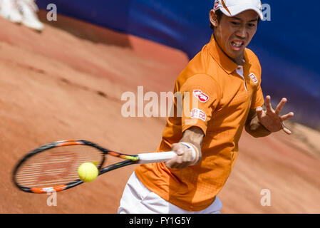 Barcelona, Katalonien, Spanien. 20. April 2016. KEI NISHIKORI (JAP) gibt einen Ball, Thiemo de Bakker (NED) während der 2. Runde des "Barcelona Open Banc Sabadell" 2016 zurück. Nishikori gewinnt 6: 4, 6: 2 Credit: Matthias Oesterle/ZUMA Draht/Alamy Live News Stockfoto