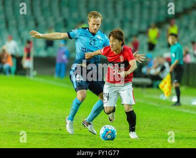 Sydney, Australien. 20. April 2016. Sekine Takahiro (R) der japanischen Urawa Red Diamonds wetteifert mit Rhyan Bert Grant der australischen Sydney FC während eines Spiels der Gruppe H 2016 AFC Asian Champions League in Sydney, Australien, 20. April 2016. © Zhu Hongye/Xinhua/Alamy Live-Nachrichten Stockfoto