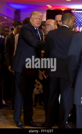 New York, NY, USA. 19. April 2016. Donald Trump in die Teilnehmerliste für republikanische Kandidat Donald Trump Sieg Rallye folgenden großen gewinnen In New York GOP Präsidentenprimär, Trump Tower, New York, NY 19. April 2016. Bildnachweis: Lev Radin/Everett Collection/Alamy Live-Nachrichten Stockfoto