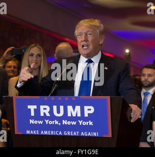 New York, NY, USA. 19. April 2016. Donald Trump in die Teilnehmerliste für republikanische Kandidat Donald Trump Sieg Rallye folgenden großen gewinnen In New York GOP Präsidentenprimär, Trump Tower, New York, NY 19. April 2016. Bildnachweis: Lev Radin/Everett Collection/Alamy Live-Nachrichten Stockfoto