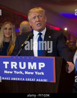 New York, NY, USA. 19. April 2016. Donald Trump in die Teilnehmerliste für republikanische Kandidat Donald Trump Sieg Rallye folgenden großen gewinnen In New York GOP Präsidentenprimär, Trump Tower, New York, NY 19. April 2016. Bildnachweis: Lev Radin/Everett Collection/Alamy Live-Nachrichten Stockfoto
