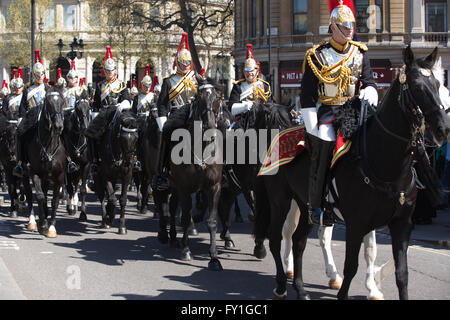London, UK. 20. April 2016. Mitglieder der Household Cavalry durchlaufen London in eine zeremonielle Ausübung ihres Rechts auf die Freiheit von der City of London, London, England, UK-Credit: Clickpics/Alamy Live News Stockfoto