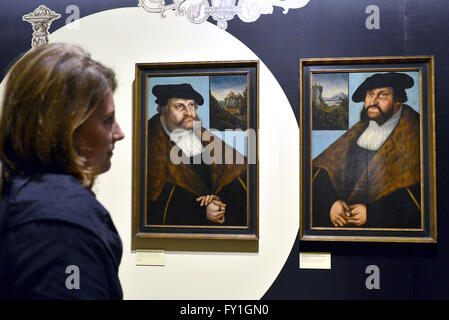 Eine Frau schaut Porträts von Frederick III, Kurfürst von Sachsen (L-R) und John, Kurfürst von Sachsen, gemalt von Lucas Cranach den älteren um 1532 in der Thüringer Landesausstellung "The Ernestinern. Eine Dynastie prägt Europa "des Großherzoglichen Museums in Gotha, Deutschland, 20. April 2016. Unikate aus der Reformation im 16. Jahrhundert bis zum Ende der Monarchie in Deutschland 1918 mehr als 4.000 Quadratmetern in der ehemaligen königlichen Hauptstädte von Weimar und Gotha gezeigt wird. Die Landesausstellung ist geöffnet vom 24. April bis 28. August 2016. Foto: MARTIN SCHUTT/dpa Stockfoto