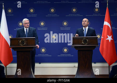 Ankara, Türkei. 20. April 2016. Turkish Foreign Minister mevlut Cavusoglu (R) nimmt an einer gemeinsamen Pressekonferenz mit seinem Besuch polnischen Amtskollegen Witold Waszczykowski in Ankara, Türkei, am 20. April 2016. Die Anzahl der Kreuzungen illegaler Flüchtling aus der Türkei nach Europa schrumpft nach ein Abkommen mit der Europäischen Union (EU) versiegelt türkische Außenminister Mevlüt Cavusoglu sagte bei einer gemeinsamen Pressekonferenz mit seinem Besuch polnischen Amtskollegen Witold Waszczykowski in Ankara am Mittwoch. Bildnachweis: Mustafa Kaya/Xinhua/Alamy Live-Nachrichten Stockfoto