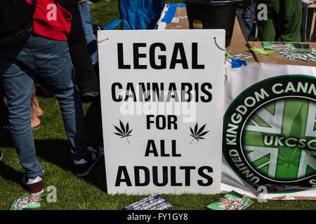 London, Großbritannien. 20. April 2016. Hunderte erfassen für die jährlichen 420 Pro Cannabis Rallye in Hyde Park Credit: Guy Corbishley/Alamy leben Nachrichten Stockfoto