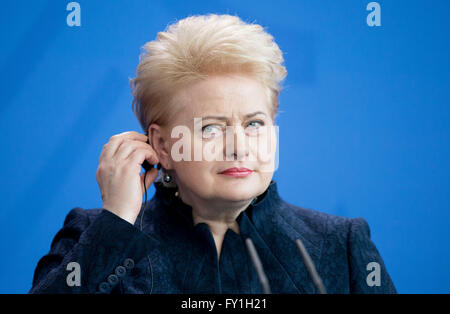 Berlin, Deutschland. 20. April 2016. Die litauische Staatspräsidentin Dalia Grybauskaite spricht vor der Presse in das Bundeskanzleramt in Berlin, Deutschland, 20. April 2016. Foto: KAY NIETFELD/Dpa/Alamy Live News Stockfoto