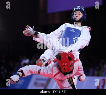 Pasay City, Philippinen. 20. April 2016. Shao Fenfen von China (oben) tritt gegen Dinorahon Mamadibragimova aus Usbekistan während ihres Spiels Viertelfinale Damen-57 kg Kategorie in der 22. Asian Taekwondo Championships in Pasay City, Philippinen, 20. April 2016. Shao 4: 1 gewonnen. © Rouelle Umali/Xinhua/Alamy Live-Nachrichten Stockfoto