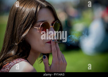 Hyde Park, London, UK. 20. April 2016. Hunderte von Menschen trat jährlichen pro-Cannabis-Rallye im Hyde Park heute Credit: ZUMA Draht/Alamy Live News Stockfoto