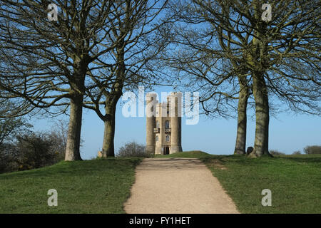 Broadway, Worcesteshire, England, UK; 20. April 2016. Einen wunderschönen blauen Himmel hoch oben in den Cotswolds Hügeln am Broadway Tower heute Abend. Bildnachweis: Andrew Lockie/Alamy Live-Nachrichten Stockfoto