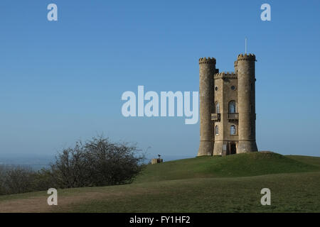 Broadway, Worcesteshire, England, UK; 20. April 2016. Einen wunderschönen blauen Himmel hoch oben in den Cotswolds Hügeln am Broadway Tower heute Abend. Bildnachweis: Andrew Lockie/Alamy Live-Nachrichten Stockfoto