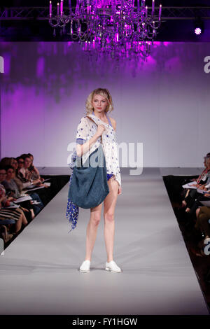 Bath, Großbritannien, 20. April 2016. Modelle sind von Hush auf eine Frühjahr/Sommer 16 Mode CATWALK SHOW in den Assembly Rooms statt abgebildet auf dem Laufsteg Kreationen präsentieren. Die Show war Teil des Bades in Fashionweek. Bildnachweis: Lynchpics/Alamy Live-Nachrichten Stockfoto