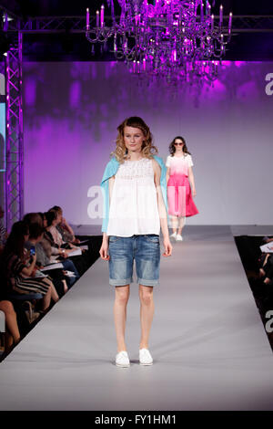 Bath, Großbritannien, 20. April 2016. Modelle sind von Hush auf eine Frühjahr/Sommer 16 Mode CATWALK SHOW in den Assembly Rooms statt abgebildet auf dem Laufsteg Kreationen präsentieren. Die Show war Teil des Bades in Fashionweek. Bildnachweis: Lynchpics/Alamy Live-Nachrichten Stockfoto