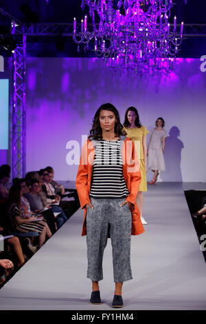 Bath, Großbritannien, 20. April 2016. Modelle sind von Seasalt auf eine Frühjahr/Sommer 16 Mode CATWALK SHOW in den Assembly Rooms statt abgebildet auf dem Laufsteg Kreationen präsentieren. Die Show war Teil des Bades in Fashionweek. Bildnachweis: Lynchpics/Alamy Live-Nachrichten Stockfoto