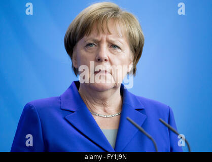 Berlin, Deutschland. 20. April 2016. Bundeskanzlerin Angela Merkel spricht vor der Presse neben litauische Präsidentin Grybauskaite (nicht abgebildet) im Bundeskanzleramt in Berlin, Deutschland, 20. April 2016. Foto: KAY NIETFELD/Dpa/Alamy Live News Stockfoto