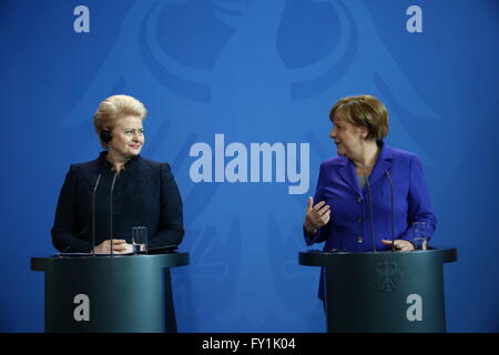 Berlin, Deutschland. 20. April 2016. Lithuania´s Präsidentin Dalia Grybauskait-? Bundeskanzlerin Angela Merkel trifft für offizielle staatliche besuchen. © Jakob Ratz/Pacific Press/Alamy Live-Nachrichten Stockfoto