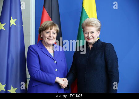 Berlin, Deutschland. 20. April 2016. Lithuania´s Präsidentin Dalia Grybauskait-? Bundeskanzlerin Angela Merkel trifft für offizielle staatliche besuchen. © Jakob Ratz/Pacific Press/Alamy Live-Nachrichten Stockfoto