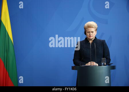 Berlin, Deutschland. 20. April 2016. Lithuania´s Präsidentin Dalia Grybauskait-? Bundeskanzlerin Angela Merkel trifft für offizielle staatliche besuchen. © Jakob Ratz/Pacific Press/Alamy Live-Nachrichten Stockfoto