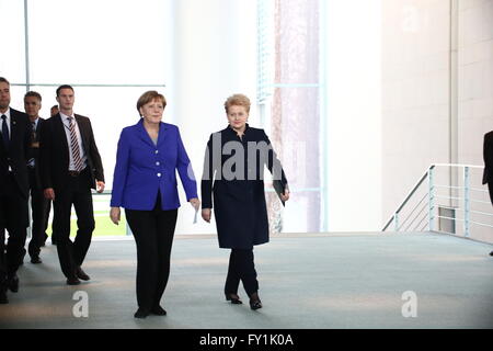 Berlin, Deutschland. 20. April 2016. Lithuania´s Präsidentin Dalia Grybauskait-? Bundeskanzlerin Angela Merkel trifft für offizielle staatliche besuchen. © Jakob Ratz/Pacific Press/Alamy Live-Nachrichten Stockfoto